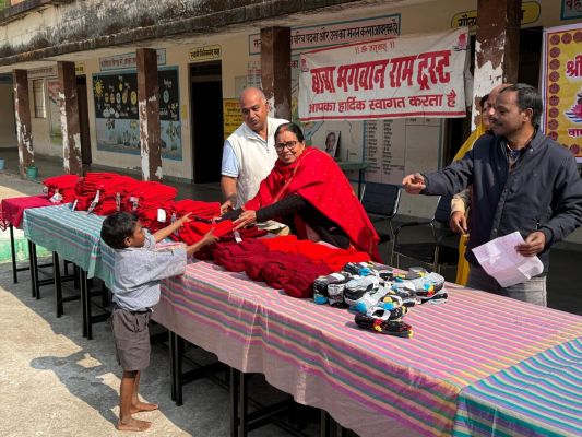  नीमगांव बालक आश्रम में सेवा और संवेदना का संदेश, बाबा भगवान राम ट्रस्ट एवं सर्वेश्वरी समूह महिला संगठन ने 69 बच्चों को वितरित किए गर्म कपड़े