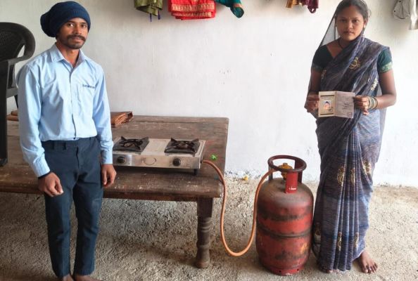 जहाँ चूल्हे का धुआँ था, अब वहाँ खुशहाली है: उज्ज्वला योजना ने बदली द्रोपदी यादव की रसोई और ज़िंदगी