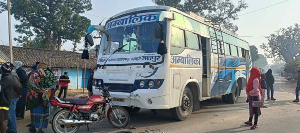 नारायणपुर के अटल चौक में बस-बाइक की भीषण टक्कर, दो युवक गंभीर रूप से घायल,