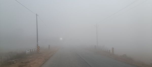 ईब नदी किनारे धुंध का कहर,सुबह की धुंध में गुम हो रहा स्टेट हाईवे, वाहन चालकों की बढ़ी मुश्किलें