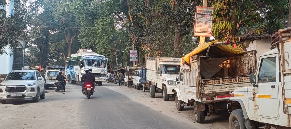 नारायणपुर में साप्ताहिक बाजार के दिन ट्रैफिक व्यवस्था चरमराई,पुलिस की चुप्पी से बढ़ी आमजन की परेशानी