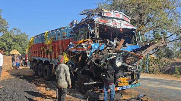 एनएच-43 पर भीषण सड़क हादसा: दो ट्रकों की आमने-सामने टक्कर, दोनों चालक का मौके पर ही मौत