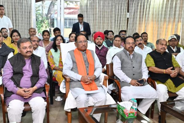 मुख्यमंत्री निवास में जनप्रतिनिधियों की उपस्थिति में सुनी गई &lsquo;मन की बात&rsquo;, स्वदेशी और स्वास्थ्य जागरूकता का मिला संदेश