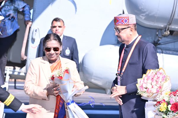 राष्ट्रपति श्रीमती द्रौपदी मुर्मू का आगडीह हवाई पट्टी आगमन पर हुआ आत्मीय स्वागत