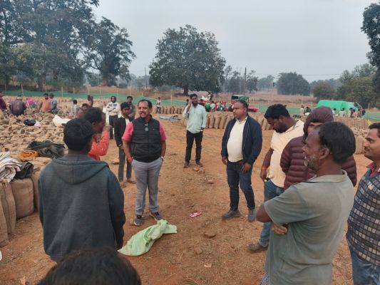 करडेगा धान खरीदी केंद्र में पहुंचे जिला पंचायत अध्यक्ष सालिक साय, किसानों से की सीधी बातचीत