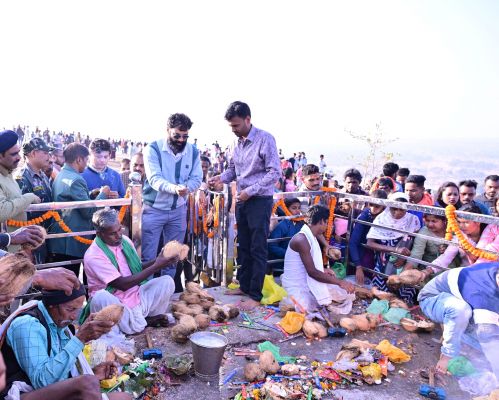 केशलापाठ मेला: परंपरा, आस्था और खुशहाली का पर्व,कलेक्टर रोहित व्यास ने किया देव स्थल का दौरा, सुविधाओं के विकास का दिया भरोसा,तीन दिवसीय मेले में श्रद्धालुओं ने मनाया पारंपरिक छेरछेरा पर्व