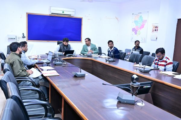 कलेक्टर श्री रोहित व्यास ने राजस्व विभाग की समीक्षा बैठक ली,राजस्व प्रकरणों का शत-प्रतिशत निराकरण समयसीमा में सुनिश्चित करने के दिए निर्देश
