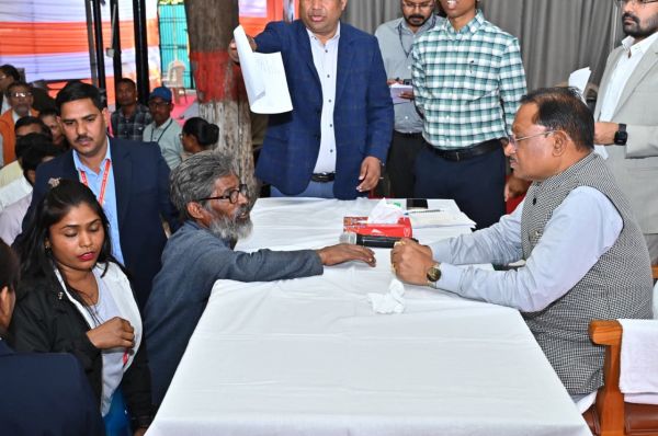 60 वर्षीय अविवाहित श्रमिक श्री हनुमंत राव का नहीं बना था राशन कार्ड,मुख्यमंत्री ने जनदर्शन में तत्काल राशन कार्ड बनाने के दिए निर्देश, मिलेगा शासकीय योजनाओं का लाभ