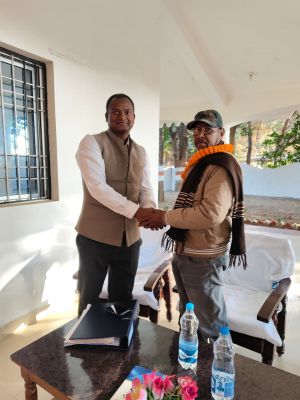 सेवा, समर्पण और संस्कारों की स्वर्णिम यात्रा को मिला सम्मान : गेम रेंज नारायणपुर में गरिमामयी आयोजन,उप वन क्षेत्रपाल&nbsp; महेन्द्र कुमार कुशवाहा को&nbsp;बादलखोल अभ्यारण्य के अधीक्षक सहित समस्त वनकर्मियों ने दी भावभीनी विदाई