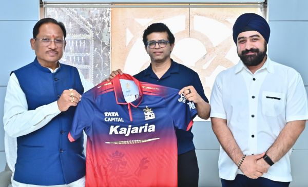 छत्तीसगढ़ में आईपीएल की गूंज: मुख्यमंत्री श्री विष्णु देव साय को आरसीबी की जर्सी भेंट, रायपुर में ऐतिहासिक क्रिकेट आयोजन की ओर बढ़ता राज्य