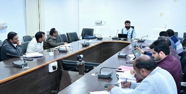 निर्माण कार्यों में लापरवाही किसी भी सूरत में नहीं होगी बर्दाश्त &mdash; कलेक्टर श्री रोहित व्यास ने पीडब्ल्यूडी एवं पीएमजीएसवाई कार्यों की समीक्षा बैठक में दिए सख्त निर्देश