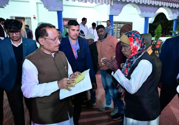 मुख्यमंत्री श्री साय ने बगिया में जनदर्शन में सुनी आमजनों की समस्याएं,आवेदनों का गंभीरता से निराकरण करने के दिए निर्देश