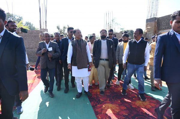 मुख्यमंत्री ने बगीचा के आधुनिक बैडमिंटन कोर्ट निर्माण कार्य का किया अवलोकन ,2 करोड़ 83 लाख रुपए की लागत से किया जा रहा निर्माण कार्य&nbsp;