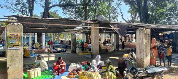 टैक्स वसूली जारी, सुविधाएं गायब &mdash; गोरिया का साप्ताहिक बाजार बना पंचायत की लापरवाही का आईना,टूटे टिनशेड, जर्जर फर्श और बारिश में बहती व्यवस्था, किसान-व्यापारी परेशान