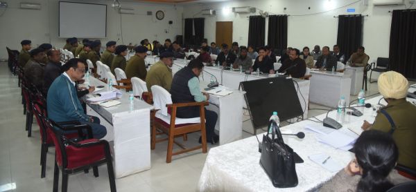 अम्बिकापुर : समीक्षा बैठक में कलेक्टर अजीत वसंत का सख्त संदेश&mdash;शांति एवं कानून व्यवस्था बनाए रखने पेट्रोलिंग, सघन मॉनिटरिंग और मजबूत सूचना तंत्र अनिवार्य, असामाजिक तत्वों पर त्वरित व कठोर कार्रवाई के निर्देश