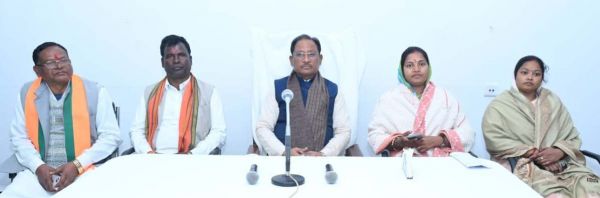 सरकार की योजनाएं सिर्फ फाइलों में नहीं, गांव-गांव तक दिखें: सूरजपुर समीक्षा बैठक में मुख्यमंत्री विष्णु देव साय ने अधिकारियों को दिलाई जिम्मेदारी की याद&rdquo;