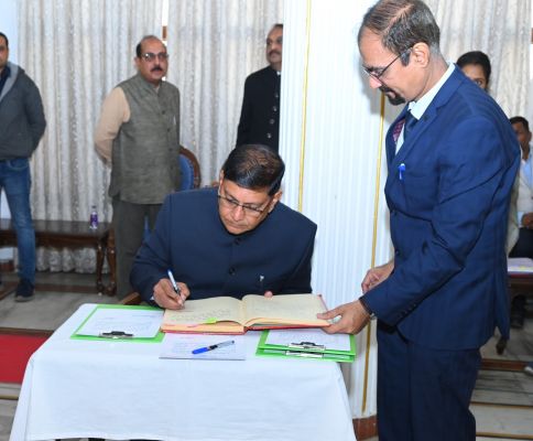 राज्यपाल श्री डेका ने श्री अमिताभ जैन को मुख्य सूचना आयुक्त एवं श्री अग्रवाल और श्री मिश्रा को राज्य सूचना आयुक्त पद की शपथ दिलाई