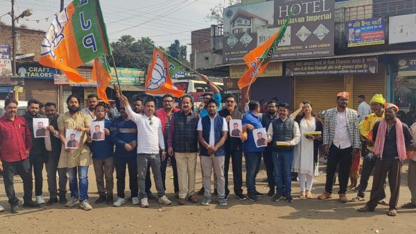 नितिन नबीन के राष्ट्रीय अध्यक्ष बनने पर जशपुर में उमड़ा भाजपा कार्यकर्ताओं का उत्साह, पटाखों-मिठाइयों के साथ मनाया गया जश्न