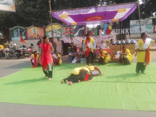 सड़क दुर्घटनाओं पर लगाम कसने जशपुर पुलिस का बड़ा प्रयास&mdash;हेलमेट पहने, सुरक्षित रहें&rdquo; के नारे के साथ जय स्तंभ चौक पर नुक्कड़ नाटक से लेकर हेलमेट बाइक रैली तक चला जागरूकता अभियान