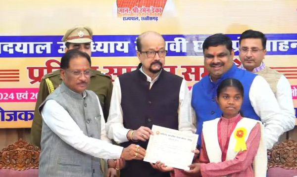 राज्यपाल श्री रमेन डेका और मुख्यमंत्री विष्णुदेव साय के हाथों जशपुर जिले के मेधावी विद्यार्थियों को राजभवन में मिला सम्मान -&nbsp;18 विद्यार्थियों को डेढ़-डेढ़ लाख और प्रशस्ति पत्र से किया गया पुरस्कृत।