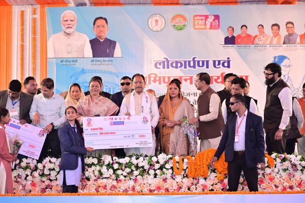 तेजी से संचालित हो रहे हैं विकास कार्य, समृद्धि की ओर बढ़ रहा छत्तीसगढ़: मुख्यमंत्री श्री विष्णुदेव साय,स्वामी आत्मानंद उत्कृष्ट विद्यालय भवन निर्माण,सहित की कई महत्वपूर्ण घोषणाएं