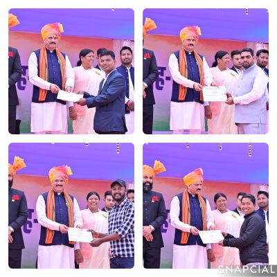 गणतंत्र दिवस पर स्वास्थ्य मंत्री श्री श्याम बिहारी जायसवाल ने जनसंपर्क विभाग के चार कर्मचारियों को किया सम्मानित,सौंप गए दायित्वों को कुशलतापूर्वक निर्वहन के लिए मिला सम्मान,जनसंपर्क अधिकारी श्रीमती नूतन सिदार ने दी बधाई और शुभकामनाएं