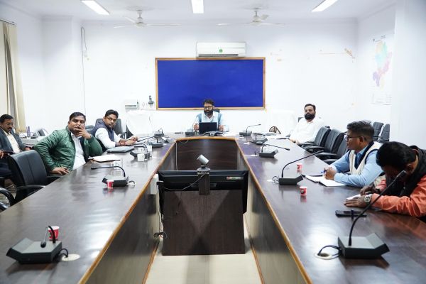कलेक्टर श्री रोहित व्यास ने नगरीय निकायों के सीएमओ की बैठक लेकर योजनाओं के प्रभावी क्रियान्वयन हेतु दिए आवश्यक दिशा-निर्देश