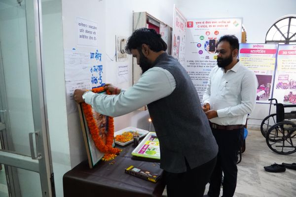 कलेक्टर ने राष्ट्रपिता महात्मा गांधी की पुण्यतिथि पर उनके छायाचित्र पर पुष्पांजलि अर्पित कर किया नमन&nbsp;