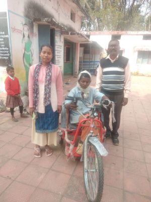 कलेक्टर श्री व्यास के संवेदनशीलता से दिव्यांग का चेहरा खिला, भूमिहीन दिव्यांग को मिली सहायता,तत्काल दी गई मोटराईज्ड ट्राईसाईकिल