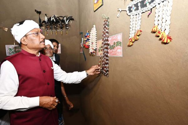 आधुनिक घोटुल नई पीढ़ी को अपनी जड़ों सेनजोड़ेगा: मुख्यमंत्री श्री साय - गढ़बेेंगाल घोटुल में गूंजी मांदर की थाप ,मुख्यमंत्री ने घोटुल की स्थापत्यकला को सराहा