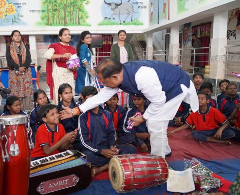 दिव्यांग बच्चों के बीच पहुंचे मुख्यमंत्री श्री साय,नारायणपुर के परीयना दिव्यांग आवासीय विद्यालय को बस देने की घोषणा