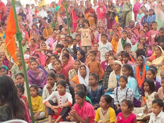 बम्हनी के हाई स्कूल मैदान में आयोजित भव्य हिंदू सम्मेलन में हुआ रामायण मानस गायन, सांस्कृतिक प्रस्तुतियां और राष्ट्रीय स्वयंसेवक संघ के प्रमुखों के उद्बोधन, आमजन ने मिलकर लिया धर्म व देश की रक्षा का संकल्प