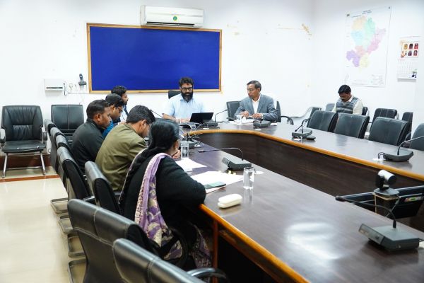 कलेक्टर श्री रोहित व्यास ने राजस्व विभाग की समीक्षा बैठक ली,राजस्व प्रकरणों का शत-प्रतिशत निराकरण समयसीमा में सुनिश्चित करने के दिए निर्देश