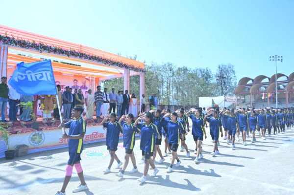 सरगुजा ओलंपिक का जिला स्तरीय महाकुंभ शुरू: &ldquo;खेल ध्वज फहराते ही गूंजा स्टेडियम, जनप्रतिनिधियों की मौजूदगी में प्रतिभाओं का महाकुंभ शुरू, आज जूनियर तो कल सीनियर वर्ग में दिखेगा जोश और जुनून