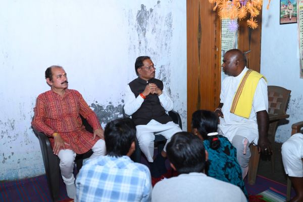 मुख्यमंत्री ग्राम केंदापानी पहुंचकर वरिष्ठ नागरिक स्व. कालेश्वर सिंह के छायाचित्र में पुष्प अर्पित कर श्रद्धांजलि दी